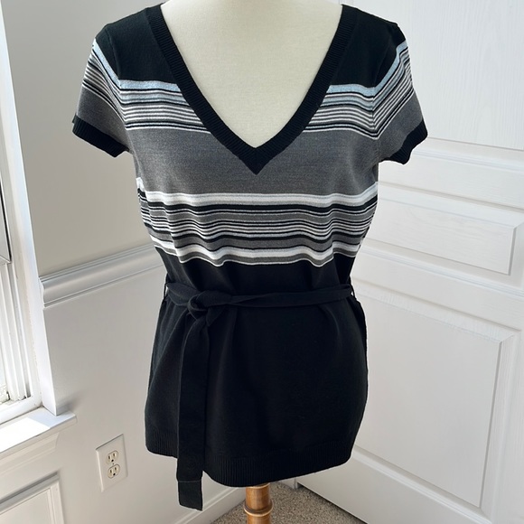 NY & Co V-neck vintage style sweater with short sleeves and tie - Picture 1 of 11